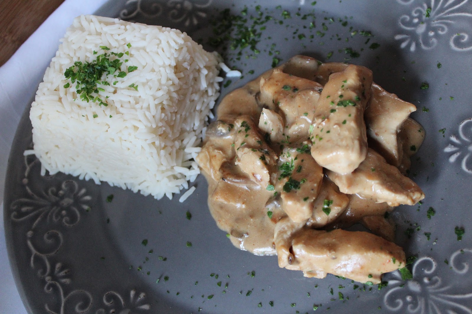 Poulet crémé aux champignons et sa timbale de riz Gourmandises et Pastel